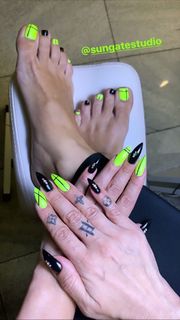 Anda Adam feet photo thumbnail