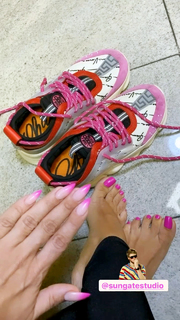 Anda Adam feet photo thumbnail