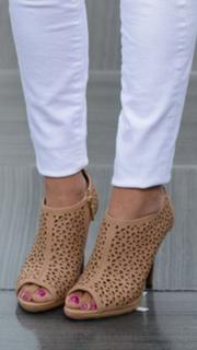 Andi Dorfman feet photo 17