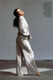 Andie MacDowell feet photo thumbnail