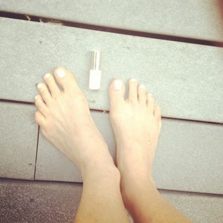 Andie MacDowell feet photo thumbnail