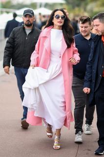 Andie MacDowell feet photo thumbnail