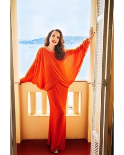 Andie MacDowell feet photo thumbnail