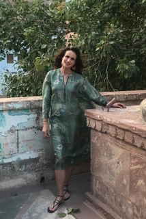 Andie MacDowell feet photo thumbnail