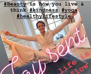 Andie MacDowell feet photo thumbnail