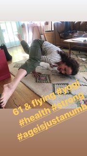 Andie MacDowell feet photo thumbnail