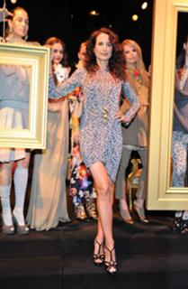 Andie MacDowell feet photo thumbnail