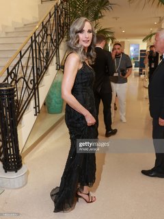 Andie MacDowell feet photo thumbnail