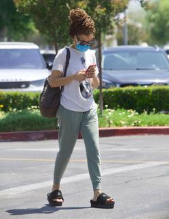 Andra Day feet photo 1