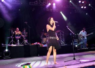 Andrea Corr feet photo thumbnail