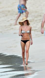 Andrea Corr feet photo thumbnail