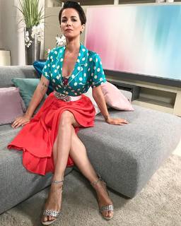 Andrea Delogu feet photo thumbnail