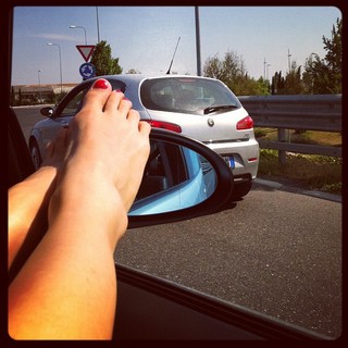 Andrea Delogu feet photo thumbnail