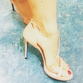 Andrea Delogu feet photo thumbnail