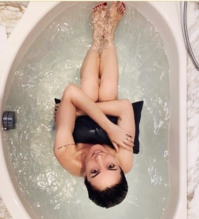 Andrea Delogu feet photo thumbnail