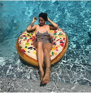 Andrea Delogu feet photo thumbnail