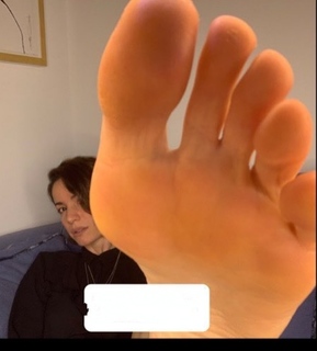 Andrea Delogu feet photo thumbnail