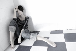 Andrea Delogu feet photo thumbnail