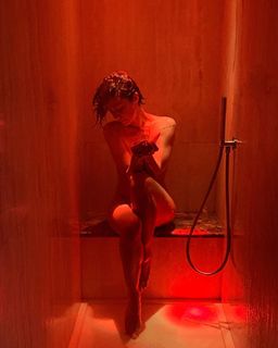 Andrea Delogu feet photo thumbnail