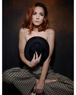 Andrea Delogu feet photo thumbnail