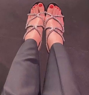 Andrea Delogu feet photo thumbnail