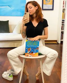 Andrea Delogu feet photo thumbnail