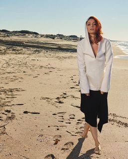 Andrea Delogu feet photo thumbnail