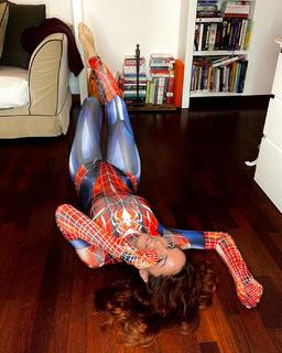 Andrea Delogu feet photo thumbnail