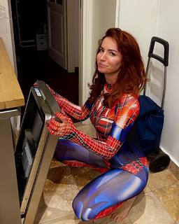 Andrea Delogu feet photo thumbnail