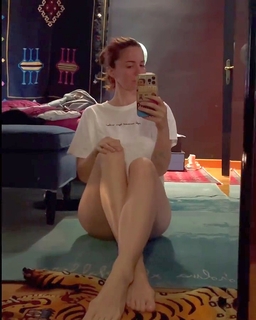 Andrea Delogu feet photo thumbnail