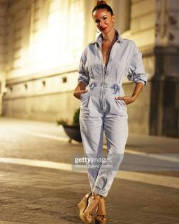 Andrea Delogu feet photo thumbnail