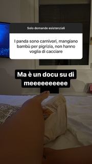 Andrea Delogu feet photo thumbnail