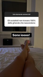 Andrea Delogu feet photo thumbnail