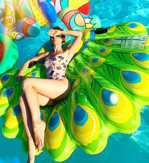 Andrea Delogu feet photo thumbnail