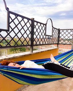 Andrea Delogu feet photo thumbnail