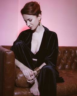 Andrea Delogu feet photo thumbnail