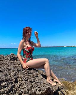 Andrea Delogu feet photo thumbnail