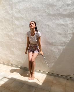 Andrea Delogu feet photo thumbnail