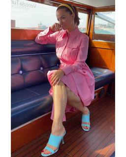 Andrea Delogu feet photo thumbnail