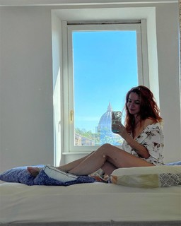 Andrea Delogu feet photo thumbnail