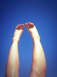 Andrea Delogu feet photo thumbnail