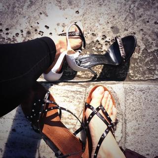 Andrea Delogu feet photo thumbnail