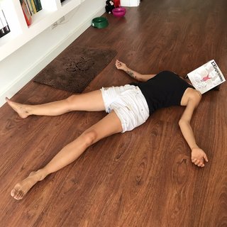 Andrea Delogu feet photo thumbnail