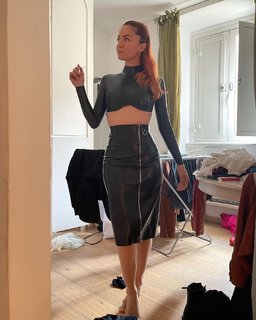 Andrea Delogu feet photo thumbnail