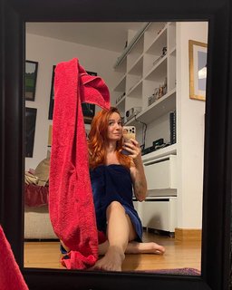 Andrea Delogu feet photo thumbnail