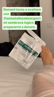 Andrea Delogu feet photo thumbnail