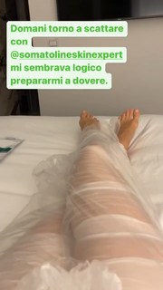 Andrea Delogu feet photo thumbnail