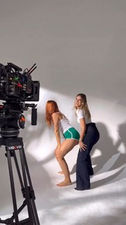 Andrea Delogu feet photo thumbnail