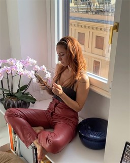 Andrea Delogu feet photo thumbnail