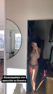 Andrea Delogu feet photo thumbnail